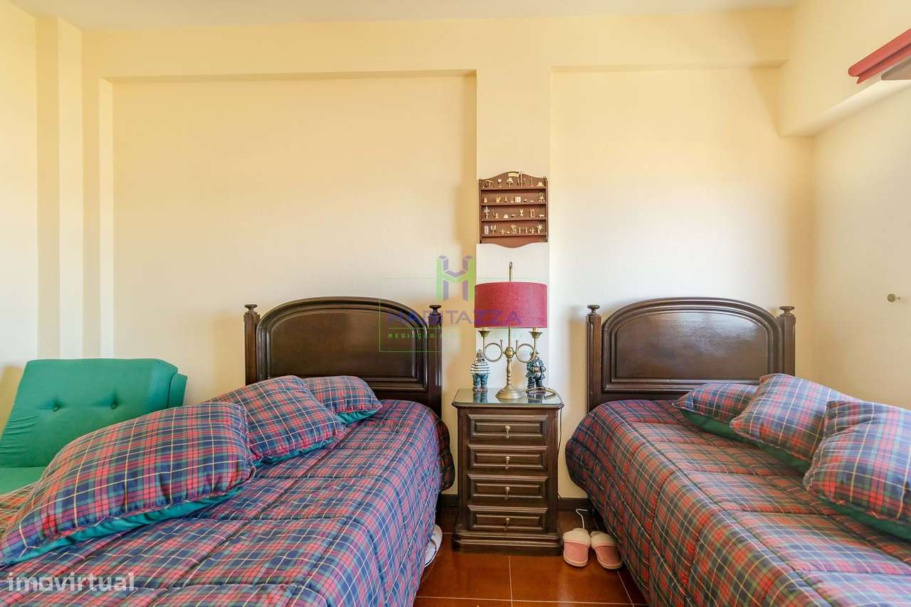 Apartamento T2, Último Andar, Vista Mar e Serra, em zona central de La-21