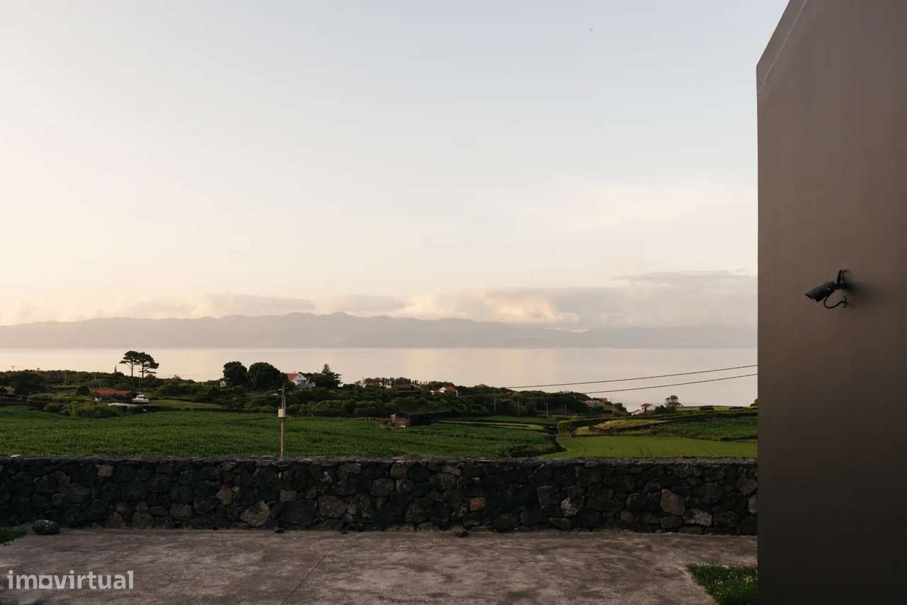 Moradia T3 contemporânea com jardim na Prainha, Ilha do Pico-25