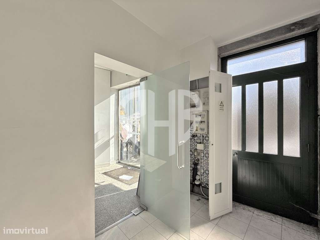 Edifício Comercial 2 Pisos // Rua do Padrão - Pedroso-36