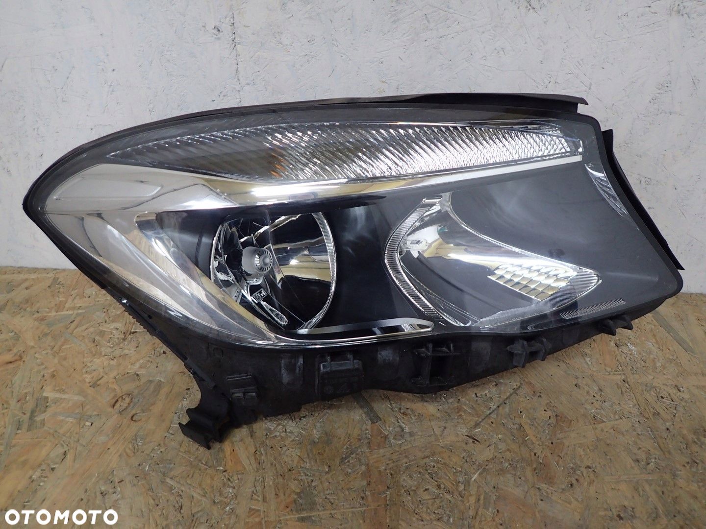 LAMPA PRAWA REFLEKTOR PRAWY MERCEDES GLA 156 - 1