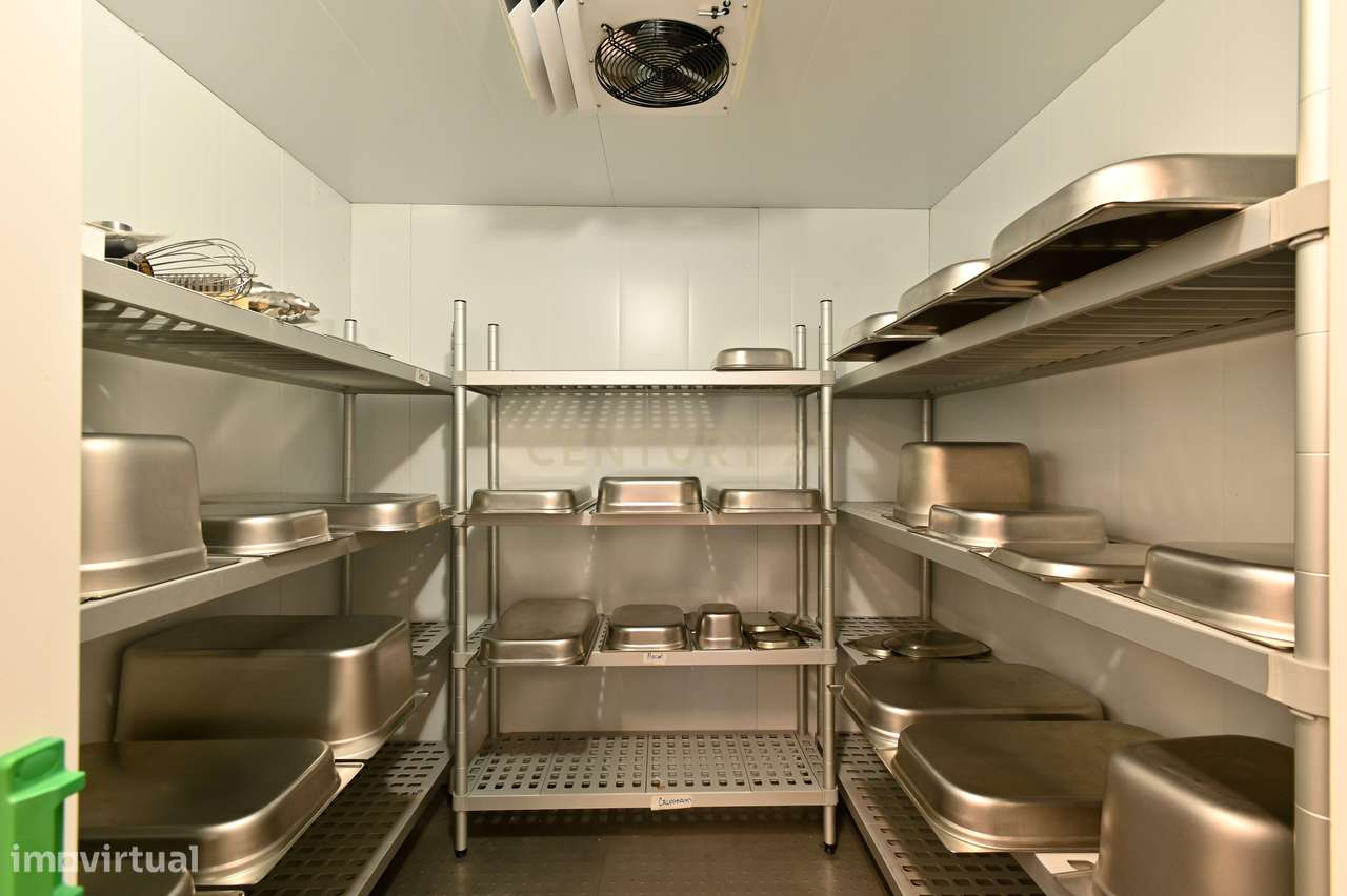 Trespasse de Restaurante (270 m2 + 2 esplanadas + 9 lugares de estacio-14