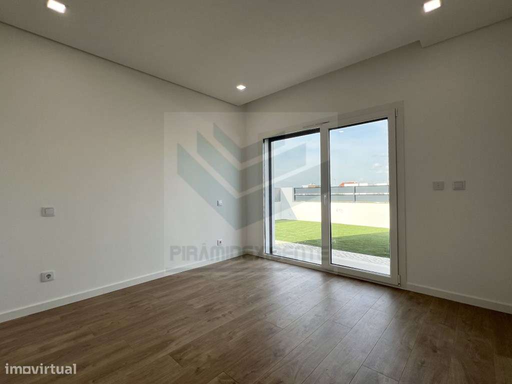 Moradia Isolada, Nova, 3 Suítes, Piscina, Garagem, AZEITÃO!-14