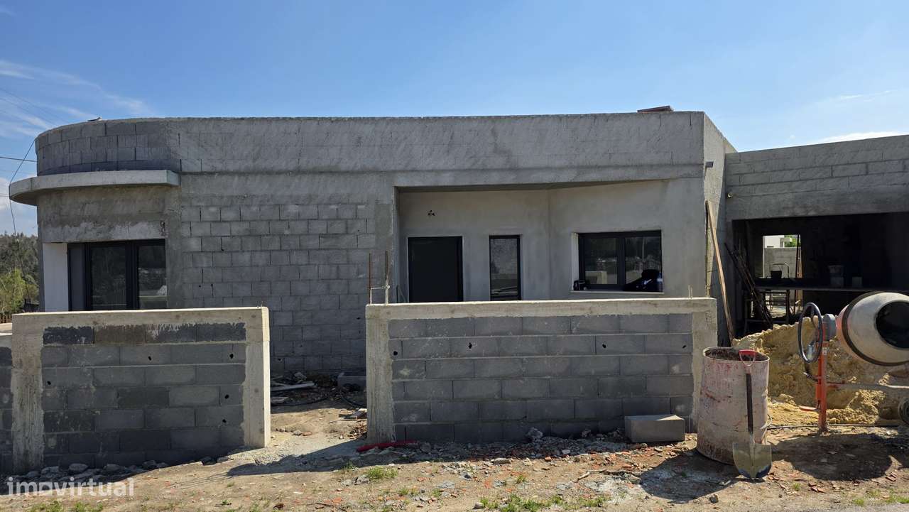 Moradia T3, térrea, geminada com garagem e jardim. Fração "B" - Grande imagem: 4/14