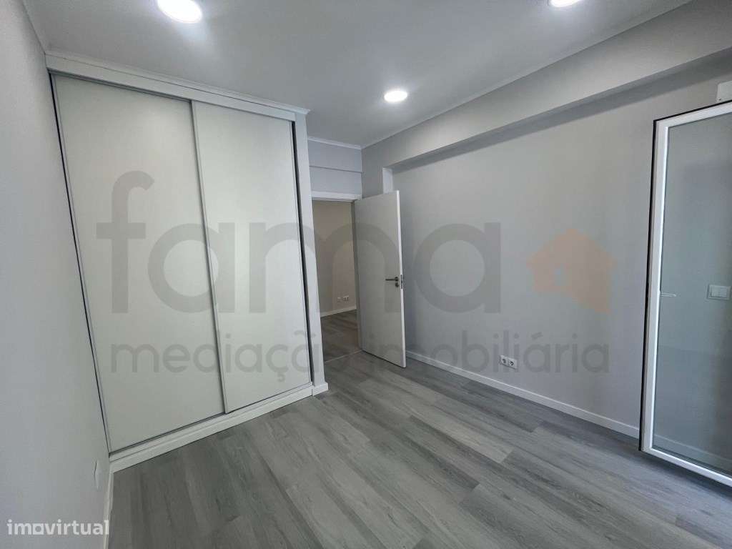Apartamento T1 Remodelado com Varanda e Elevador-10