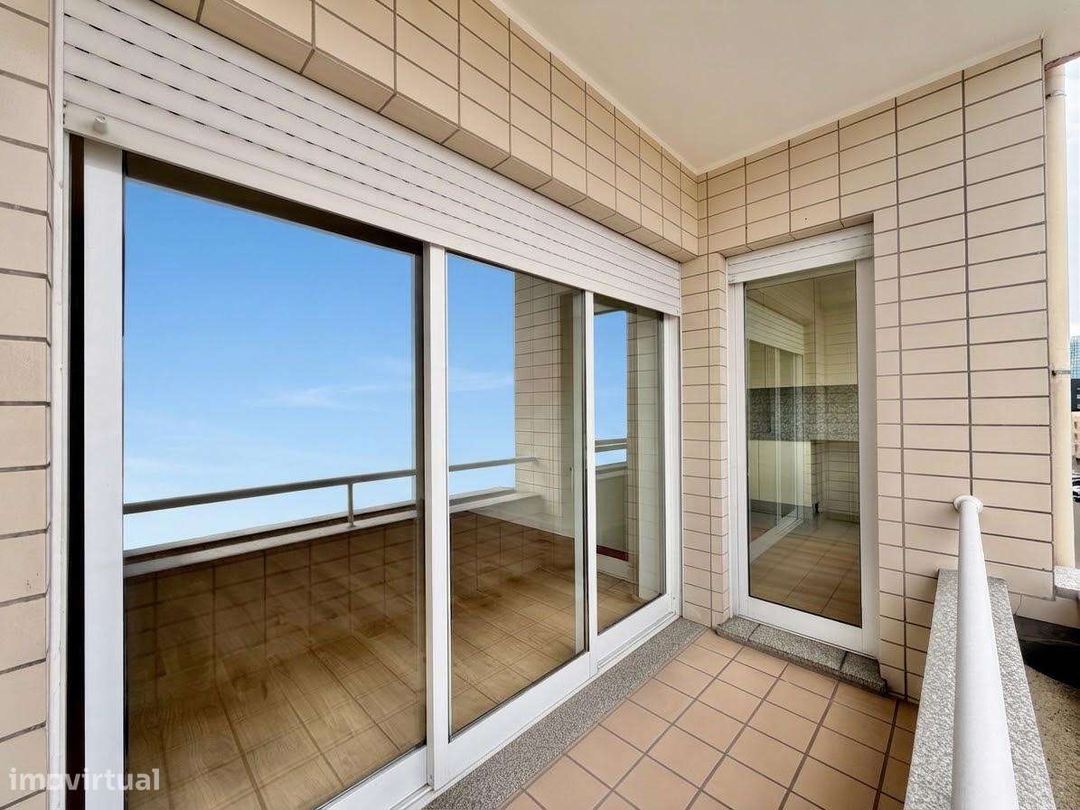 Apartamento T3 com elevador e garagem em Lamaçães-18
