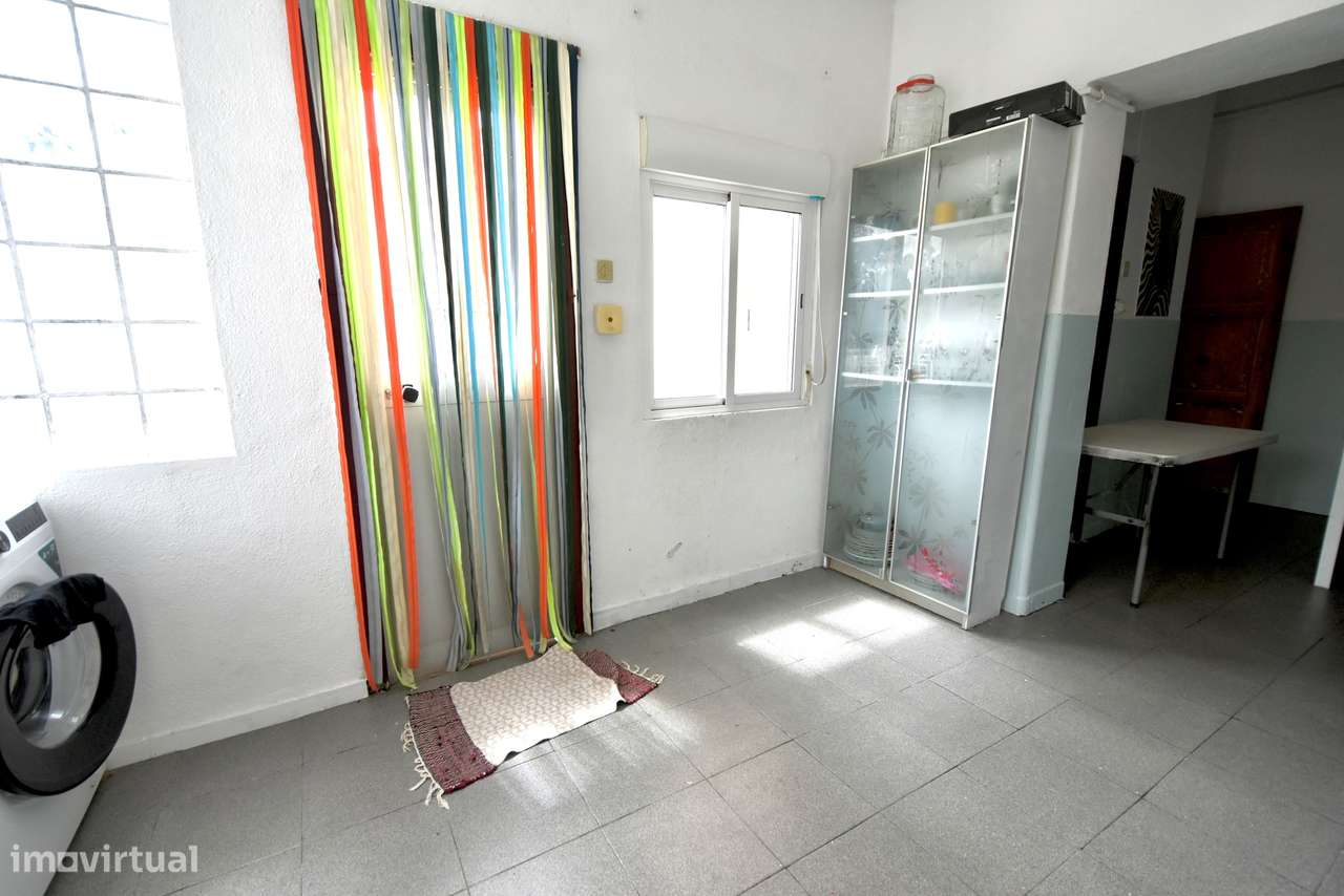 Moradia T4 Geminada com Excelente Espaço Exterior em Algueirão-18