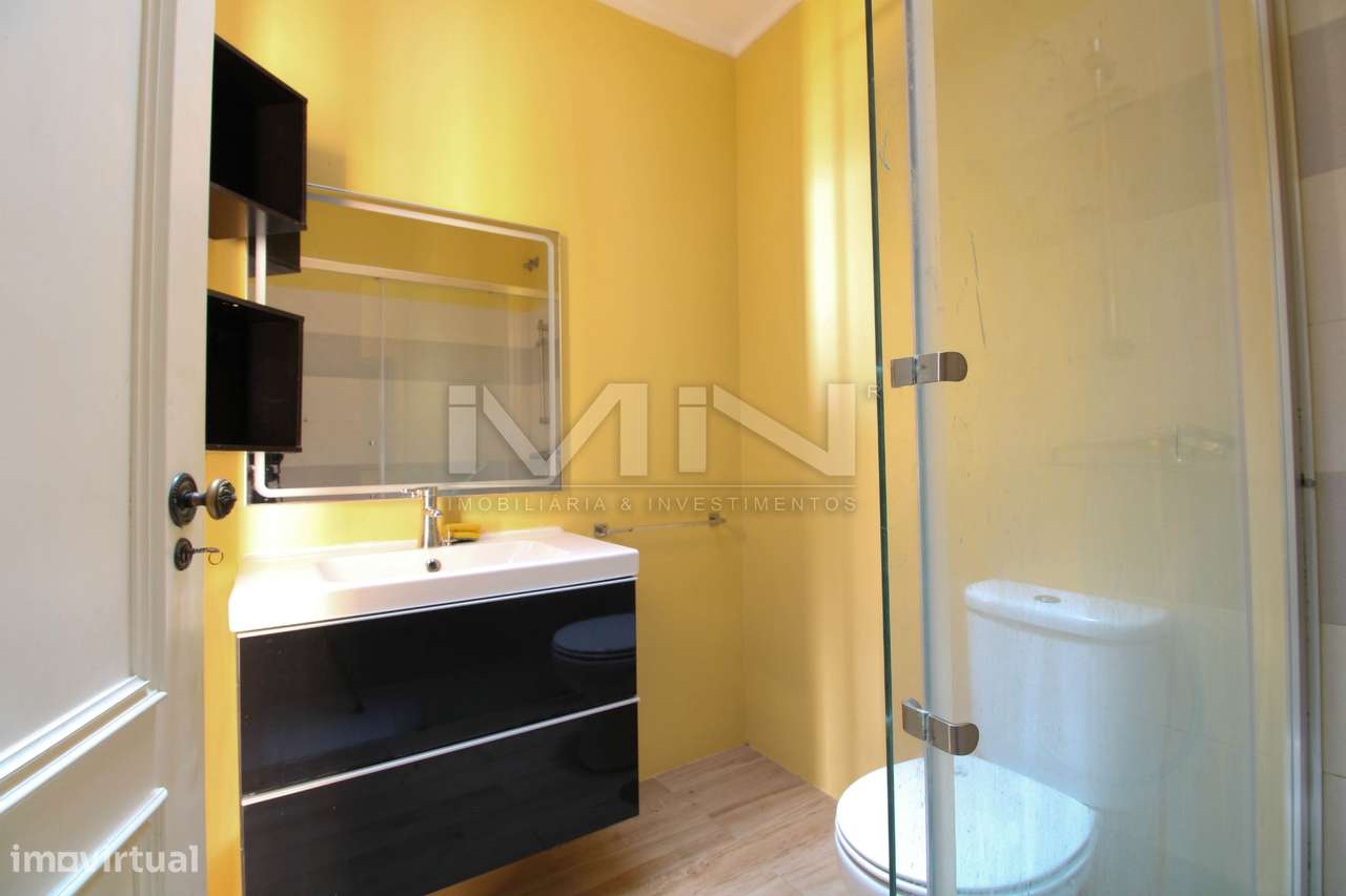 Moradia de 3 Frentes com Vista Panorâmica no Coração de Gondomar-24