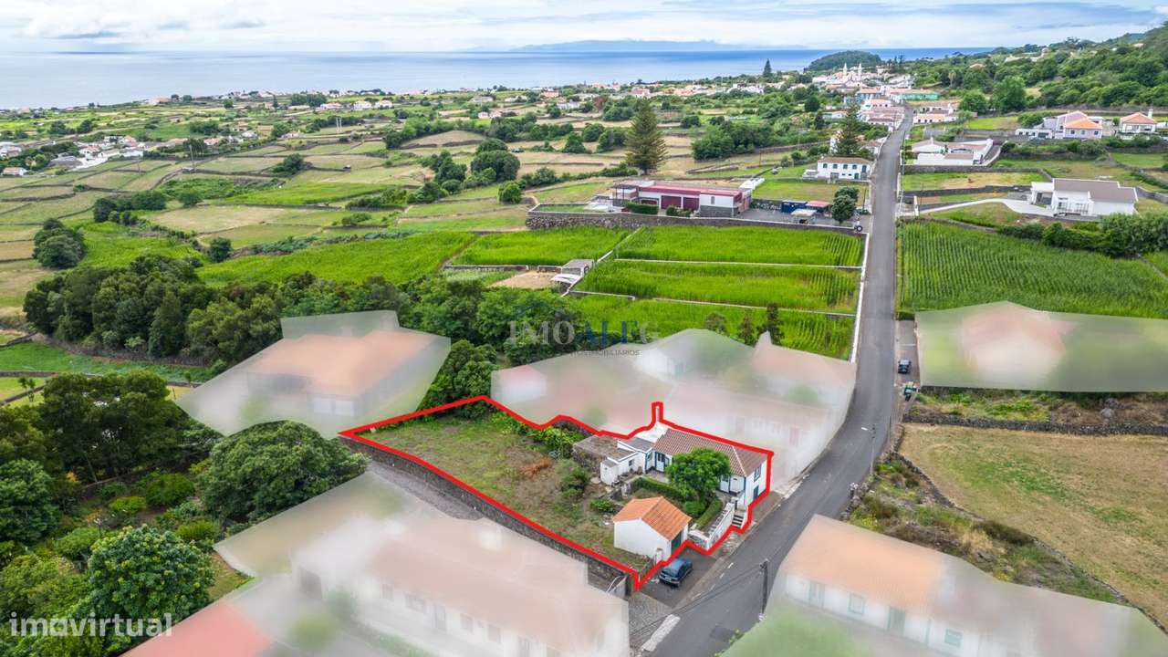 Moradia típica da Ilha Terceira,  com terreno e garagem. - Grande imagem: 4/27