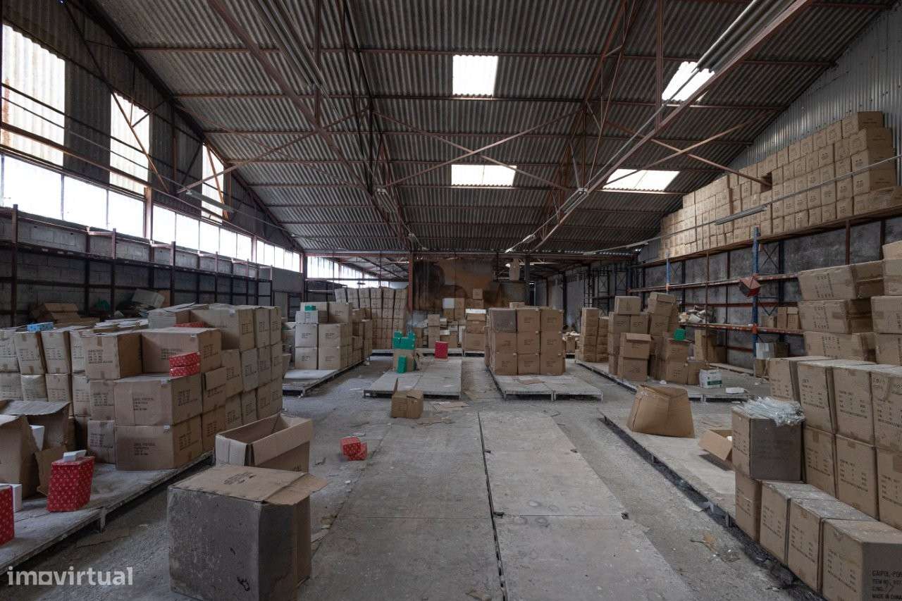 Armazéns com uma área de 5.270m2, em terreno com 14.000m2.-19