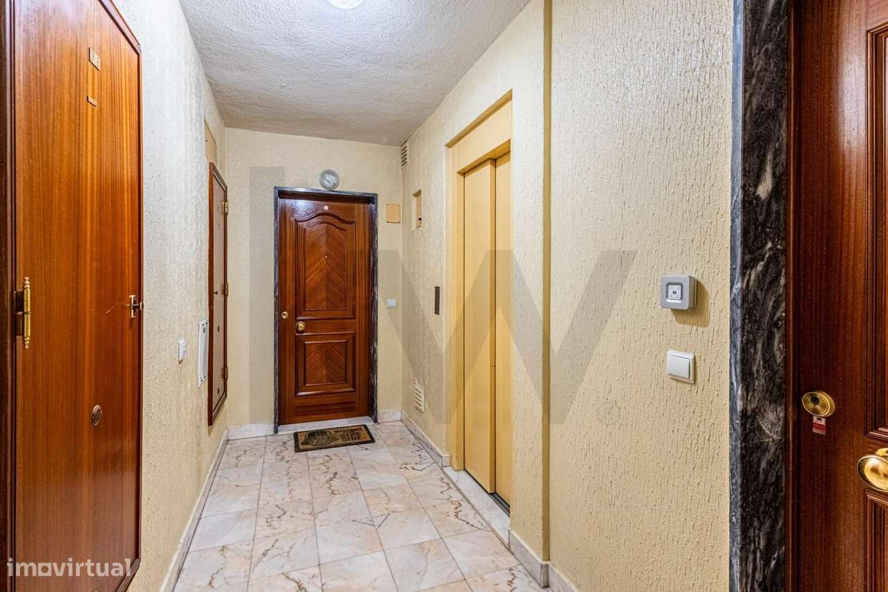 Apartamento T2 com 111 m2 em Monte Abraão-27