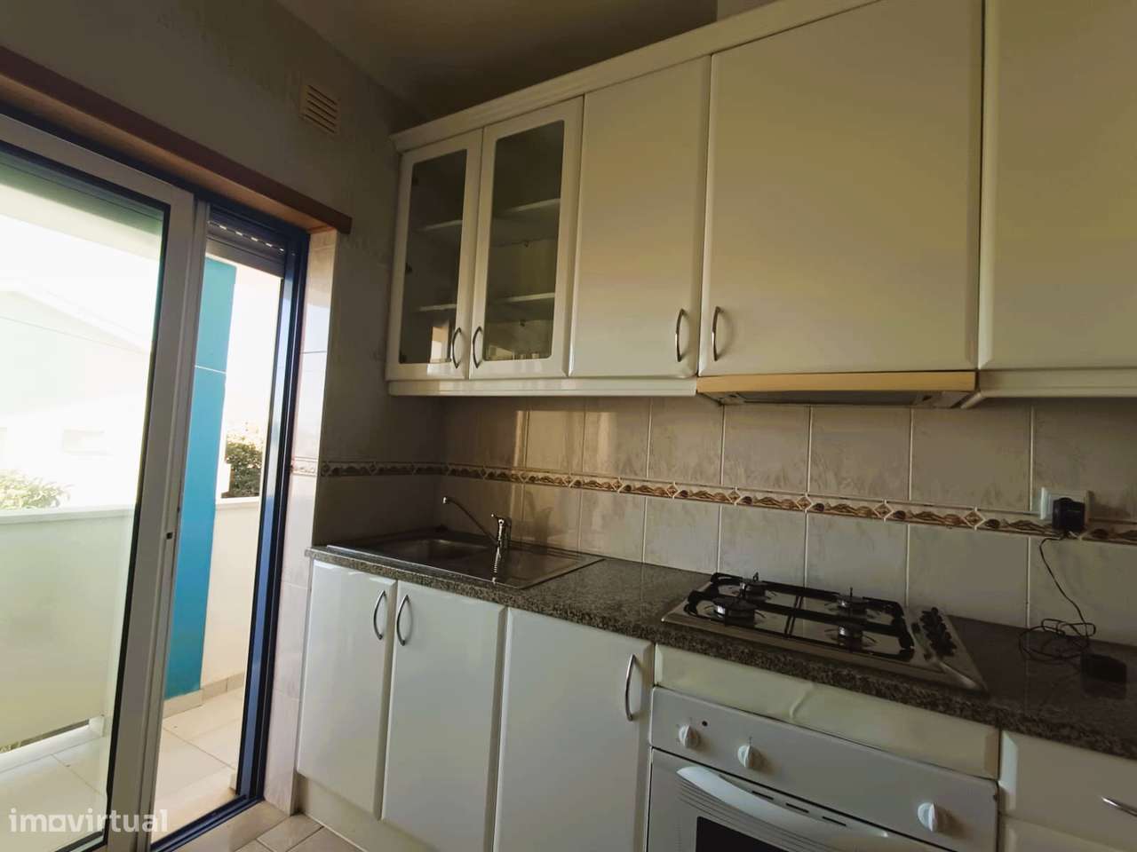 Apartamento T1 Parcialmente Mobilado com Piscina e Varandas - Grande imagem: 3/4