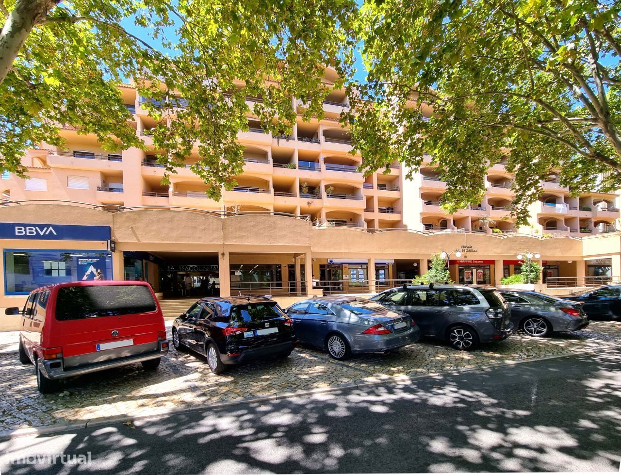 Arrenda-se loja na Av. 25 de Abril nº 722, Edifício Sol de Cascais. - Grande imagem: 1/20