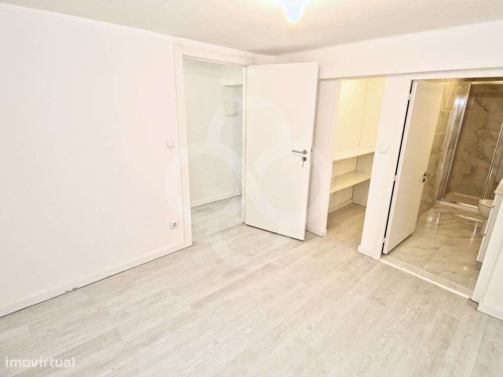 Espaço Comercial Transformado em Apartamento no Laranjeiro em Almada - Grande imagem: 5/24