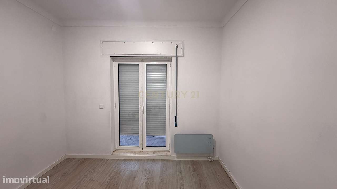 Excelente T2 Renovado com Potencial para T4 e Loja no Rés-do-Chão em C-5