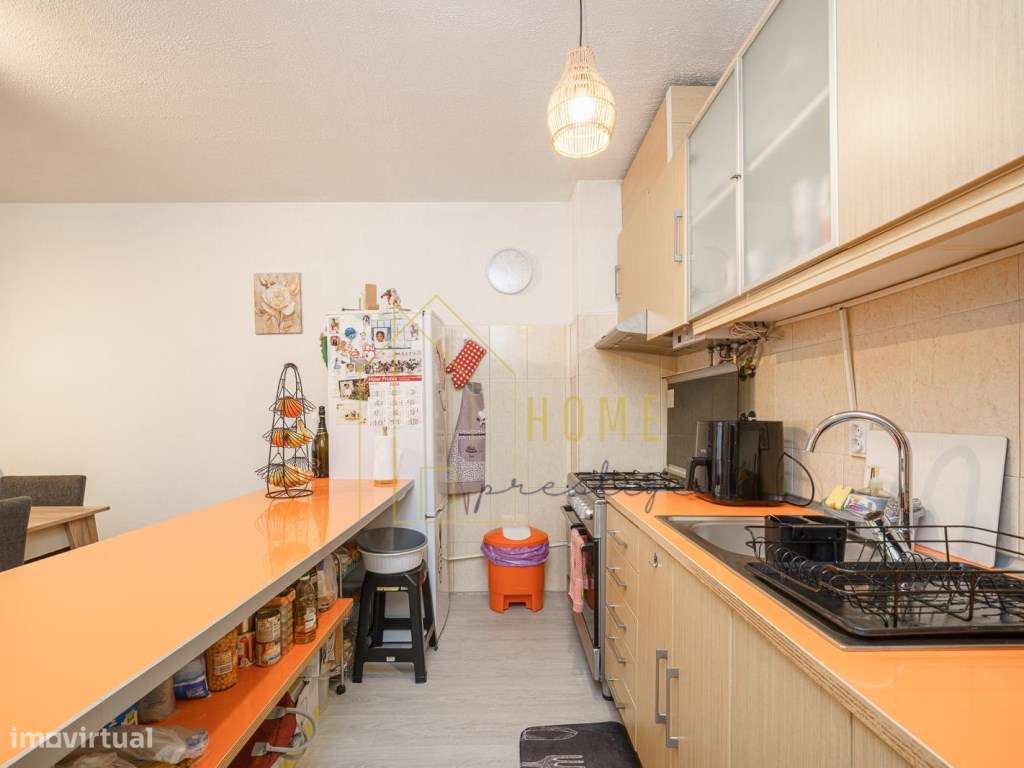 T2 em Setúbal - Sala Open Space e Prédio com Elevador-5