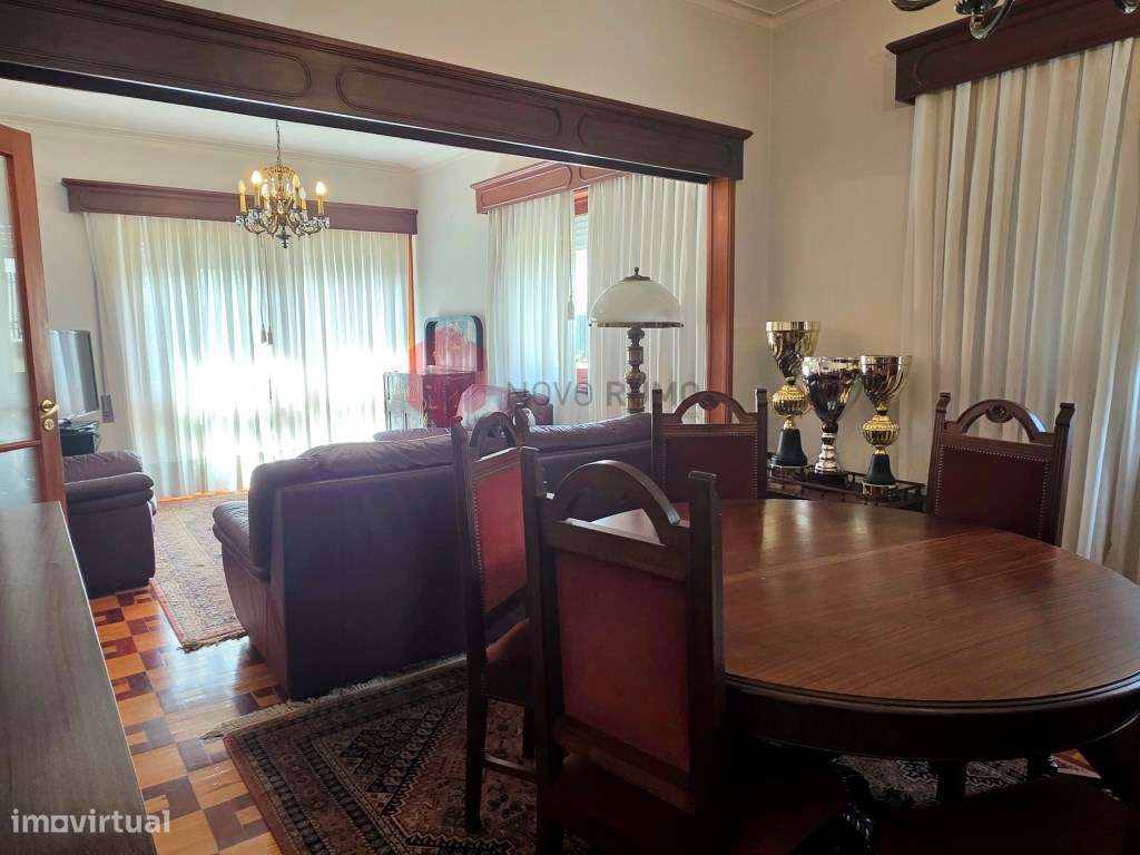 Moradia T6 de 4 frentes em Nogueira da Maia Excelente estado, áreas...-16