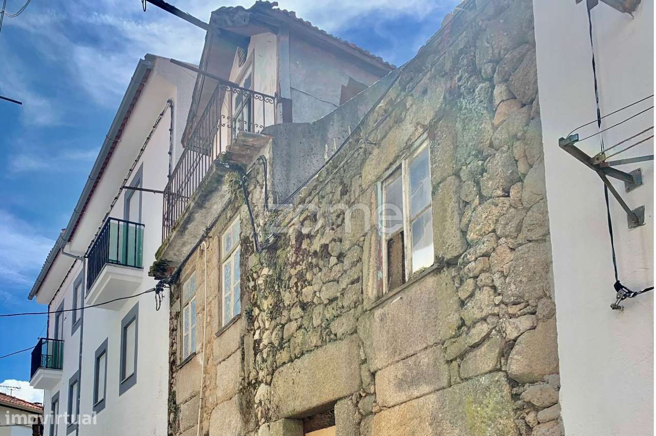 Duas casas em ruinas, em banda, 3 pisos, 140m2-Melo-Gouveia- Guarda - Grande imagem: 2/30