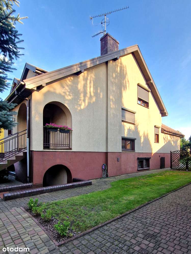 Przestronny bardzo zadbany dom, osobny garaż, zagospodarowany ogród-19