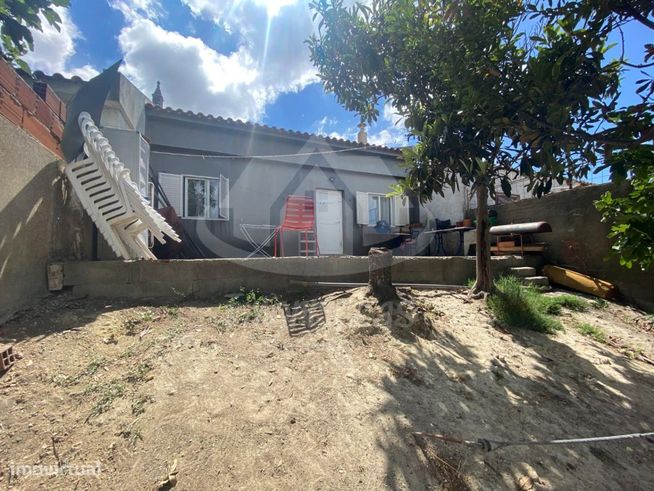 Moradia T2 com sótão aproveitado no Bairro da CAR em Camarate, Loures-21