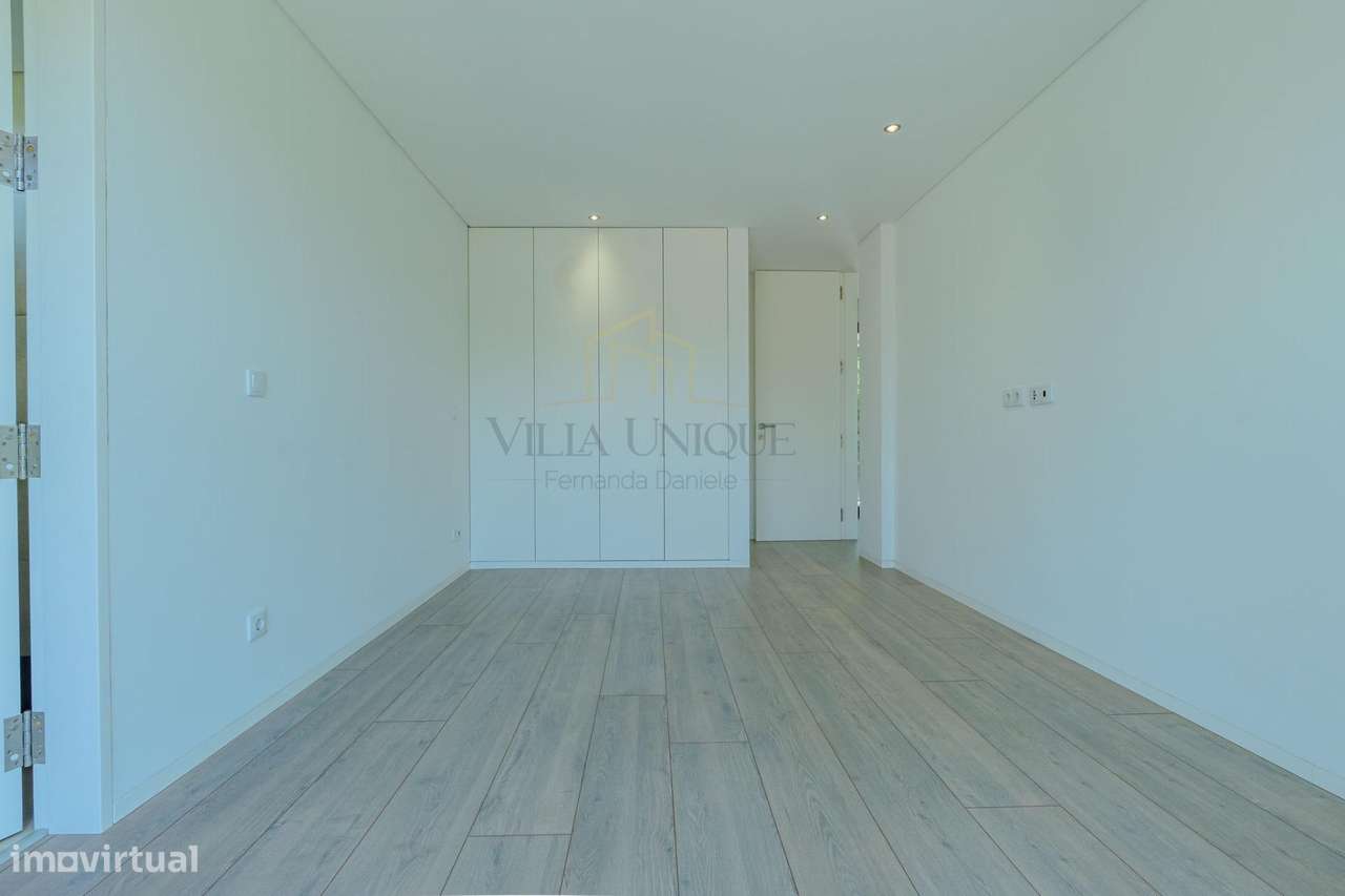 Moradia T4 Moderna com 3 Suítes em Terreno de 460m2-17