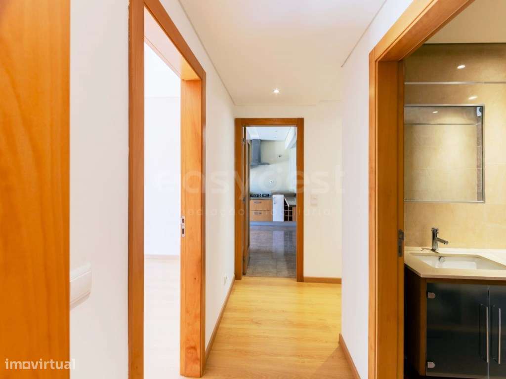 T2 Colinas do Cruzeiro com garagem para mais de 20 carros e terraço...-11