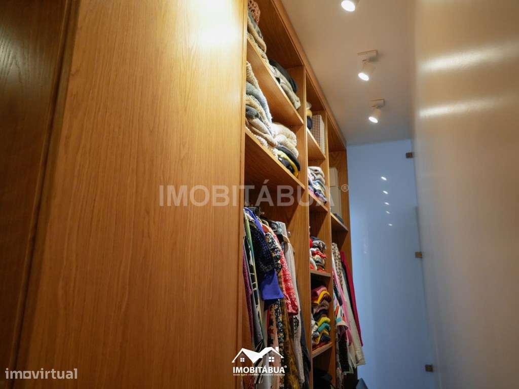 Casa privada com 4 quartos, piscina, pátios e acomodações versáteis.-15