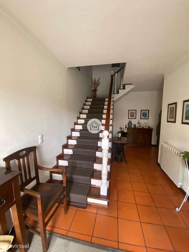 Moradia Geminada  de um dos lados do outro tem entarada e jardim em to-25