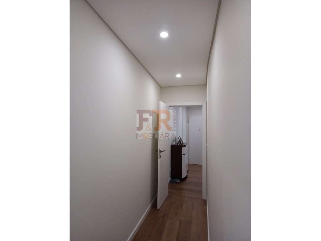 Excelente !!Apartamento T2 Semi- Novo com Varanda e Garagem-15