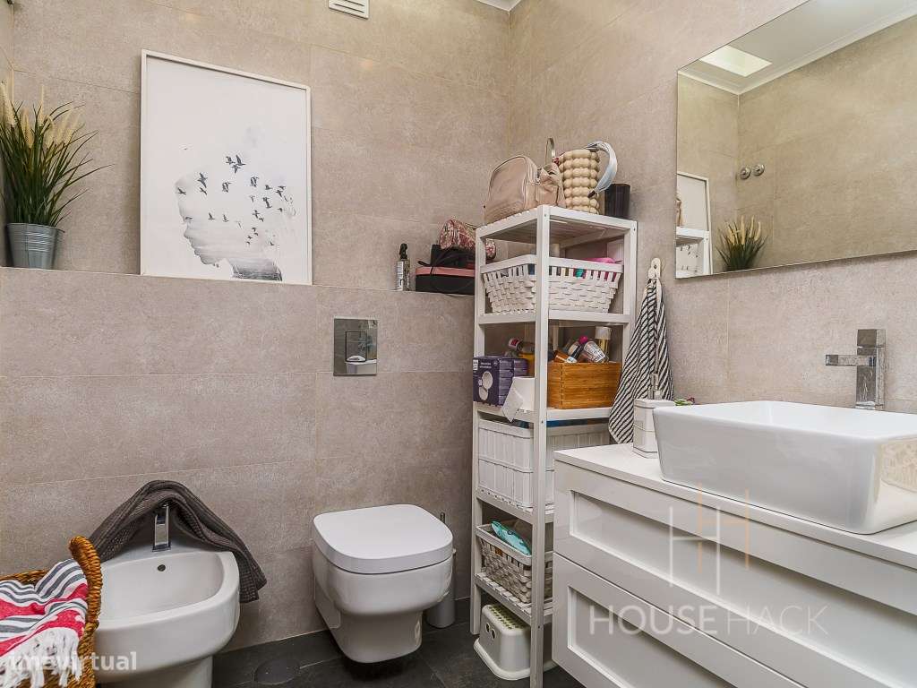 T2 Remodelado no Pragal com vista rio e duas varandas-12