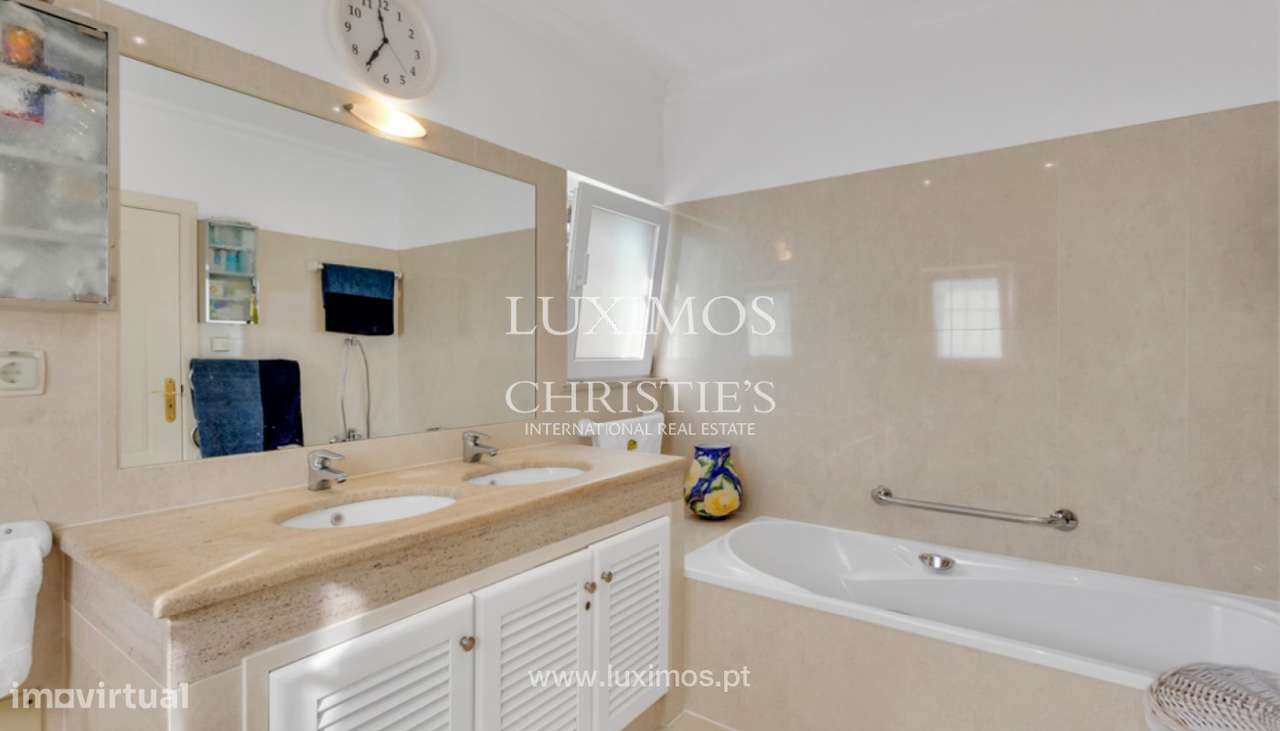 Moradia com piscina na primeira linha do mar à venda na Luz, Algarve - Grande imagem: 4/26