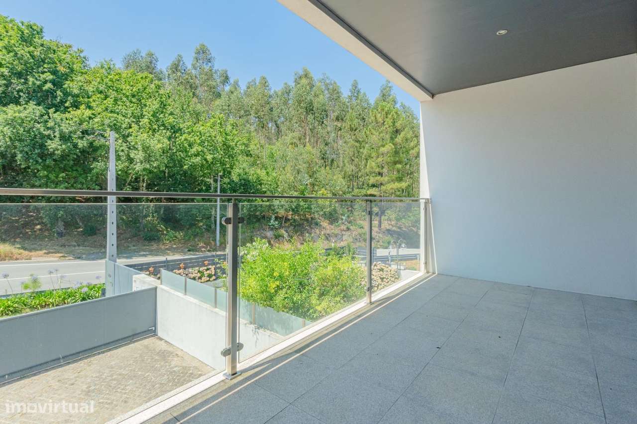 Moradia T4 Moderna com 3 Suítes em Terreno de 460m2-25