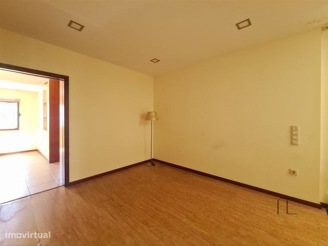 Casa de dois pisos com quintal, Junto Av. Fernão de Magalhães, Porto-10
