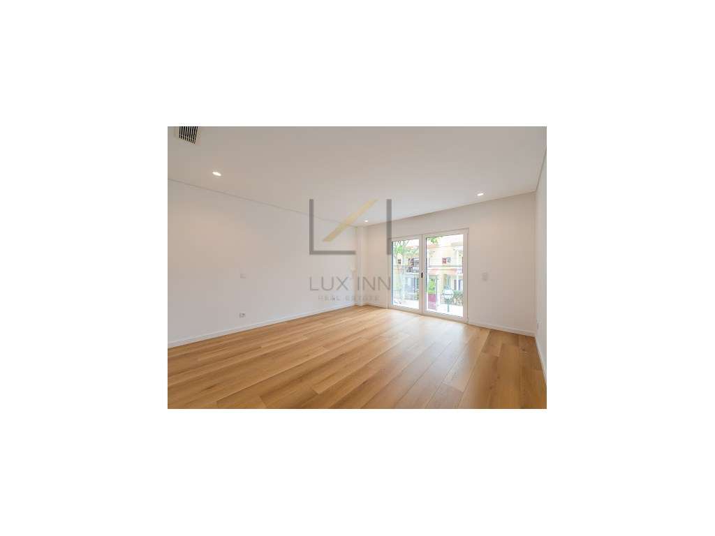 Moradia de Luxo T4 , São Pedro Do Estoril, com Piscina e Garagem-28
