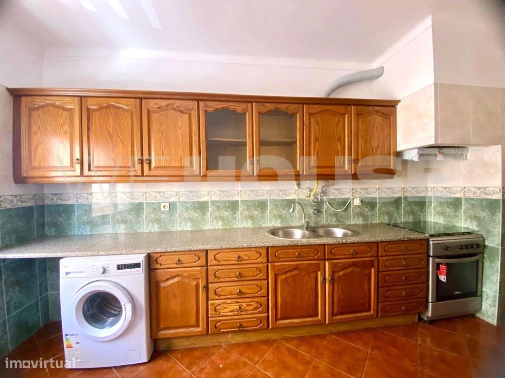 Apartamento T2 rés do chão alto, com 96m2-1