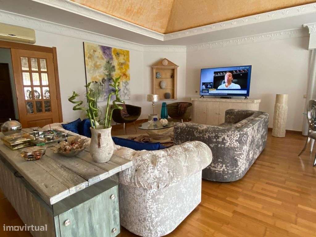 Magnífica Quinta V8 com piscina e deslumbrante vista mar. Localizada-3