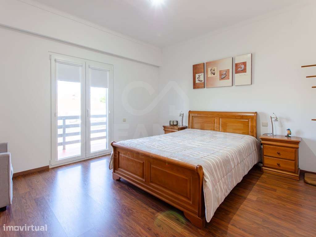Moradia T6+1 renovada em Benavente-35