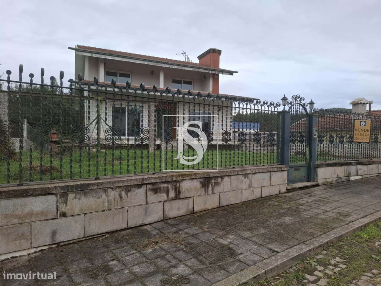 Moradia T4 de três pisos inserido num terreno com 1188m2. Exclente pot-24