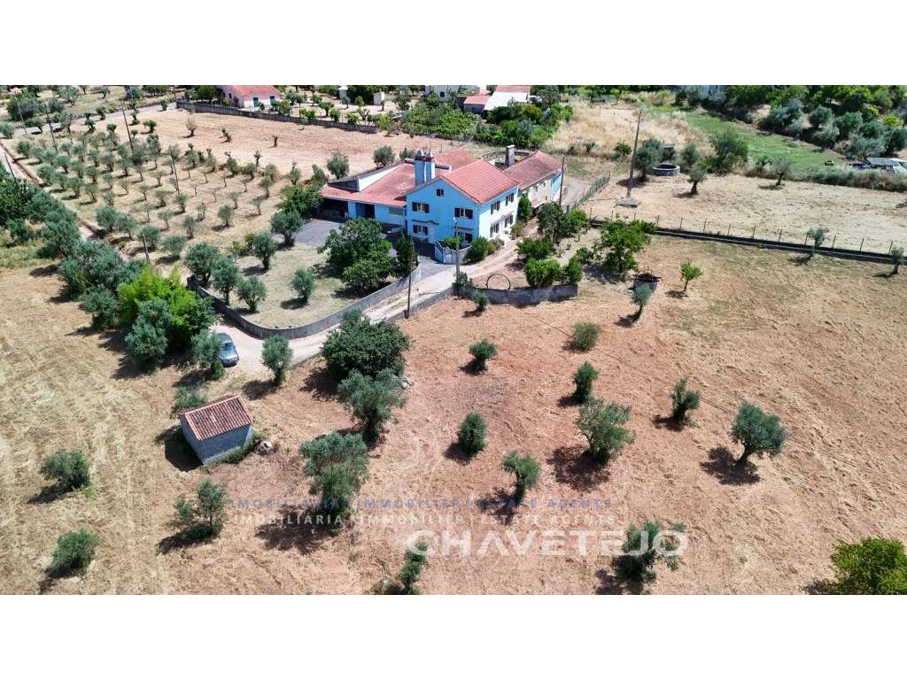Quintinha T4 com Amplas zona para Oficinas, Terreno Plano e Enorme ...-47