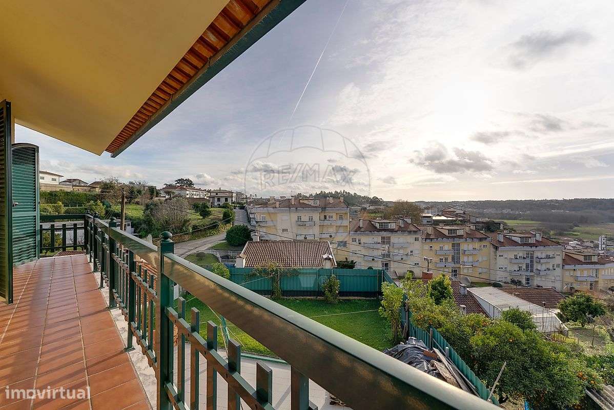 Moradia T5 com eficiência energética e vistas desafogadas em Assequins-28