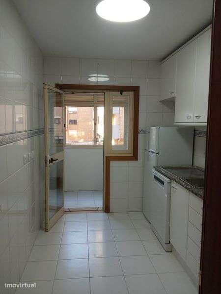 T2 ao hospital Pedro Hispano com lugar de garagem e arrumos! - Grande imagem: 4/12