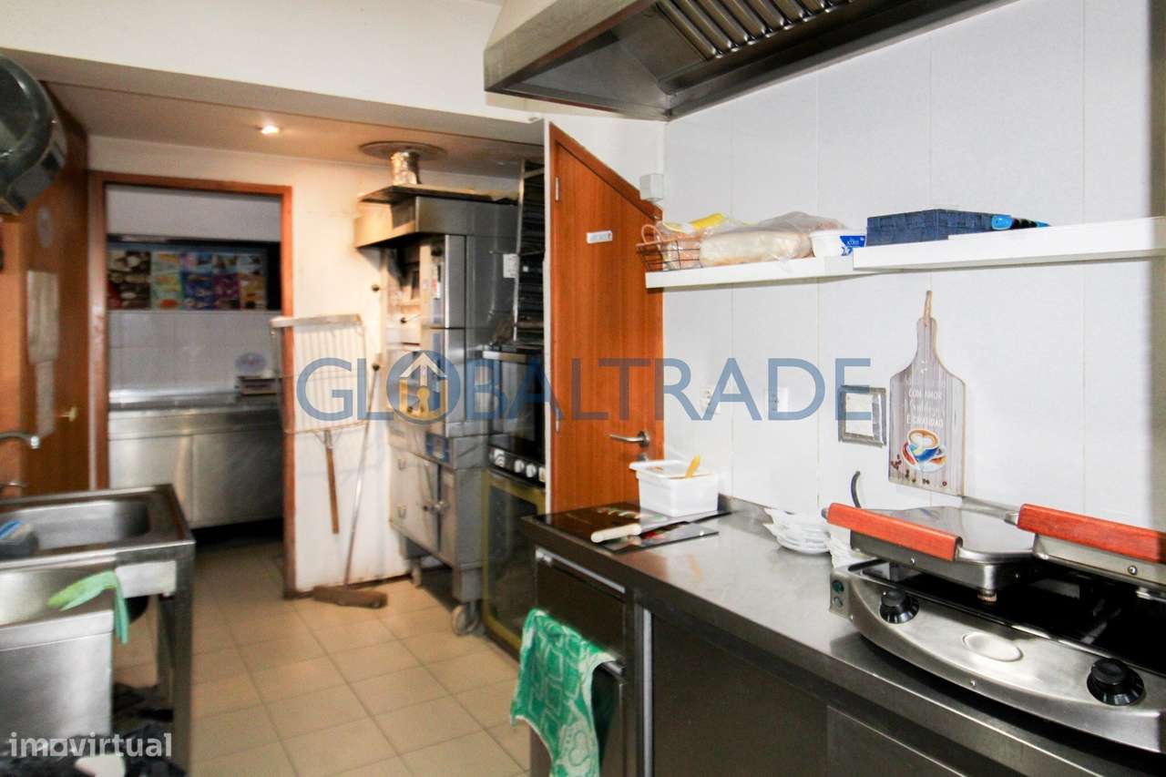 Trespasse de Confeitaria com espaço comercial equipado-16