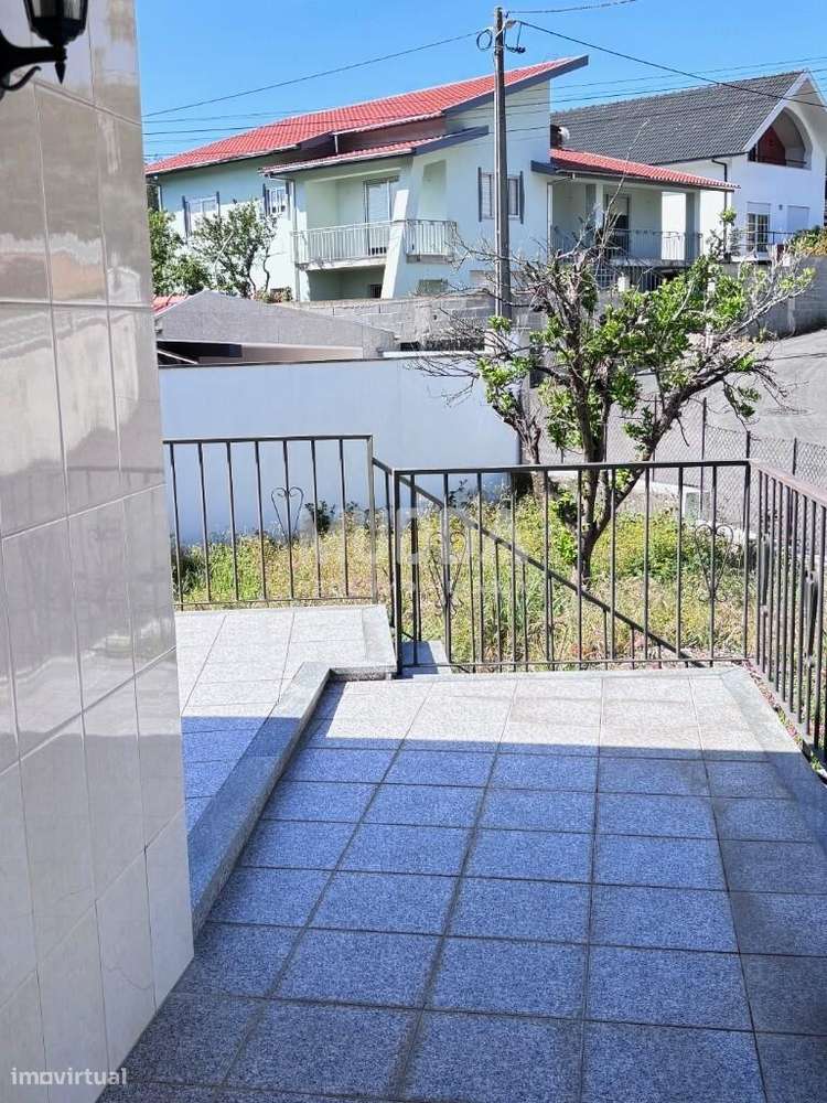Moradia de 2 Pisos – Excelente Oportunidade em Romariz, Santa Maria da-38