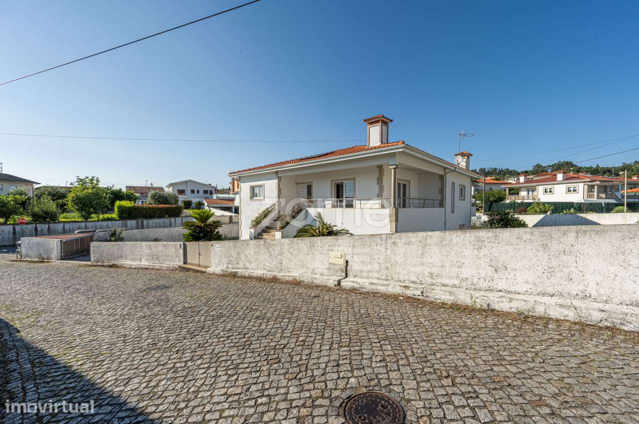 Moradia T3 individual com jardim e churrasqueira em Santo Tirso - Grande imagem: 4/54