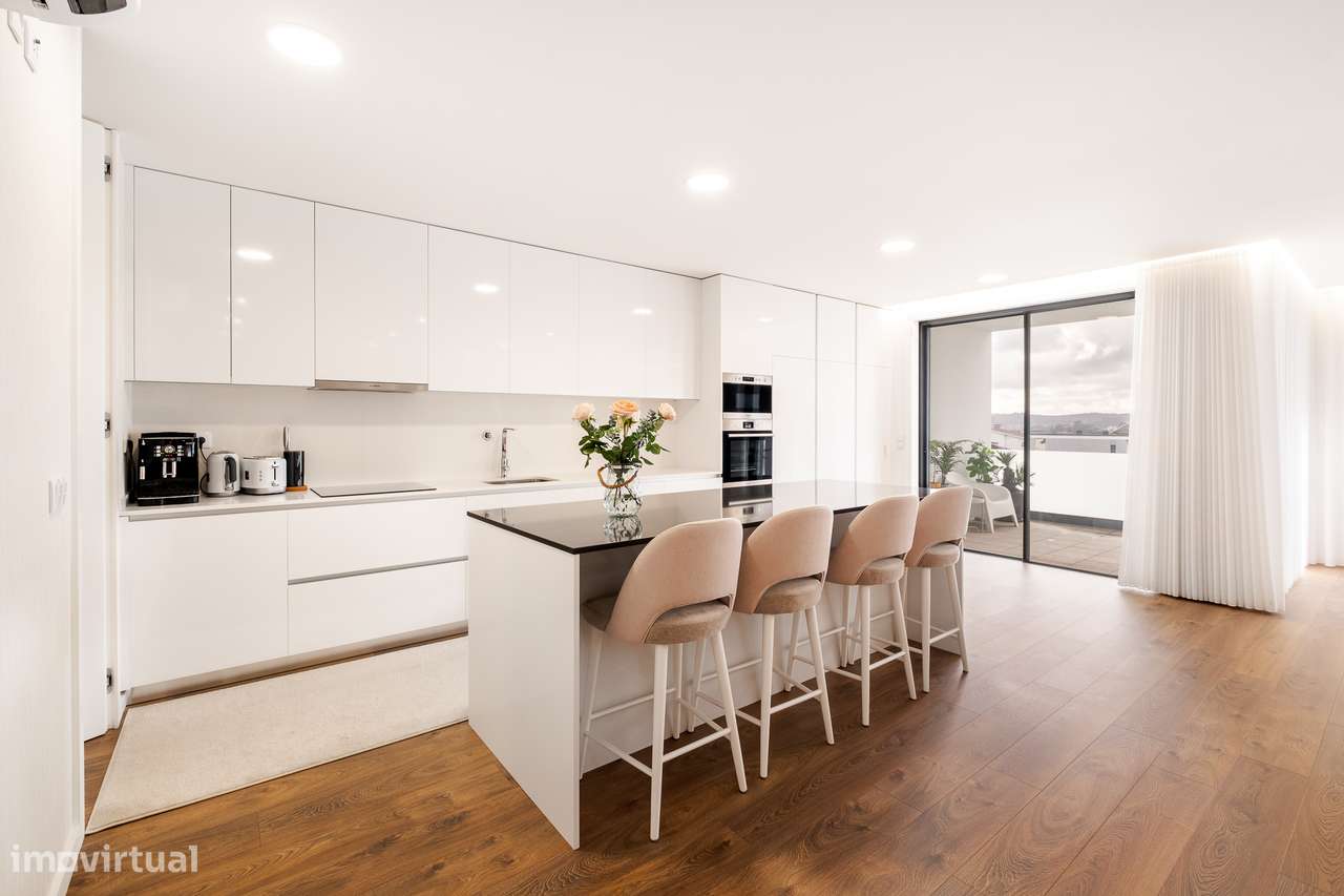 Apartamento T3 com Suite, Closet, Jardim Privado e Garagem Dupla - Grande imagem: 2/24