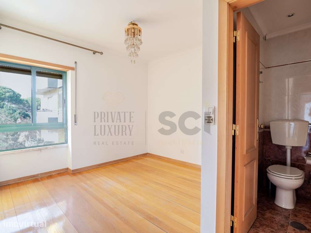 Apartamento T3 Parque da Paz Almada Arrecadação e Varandas-15