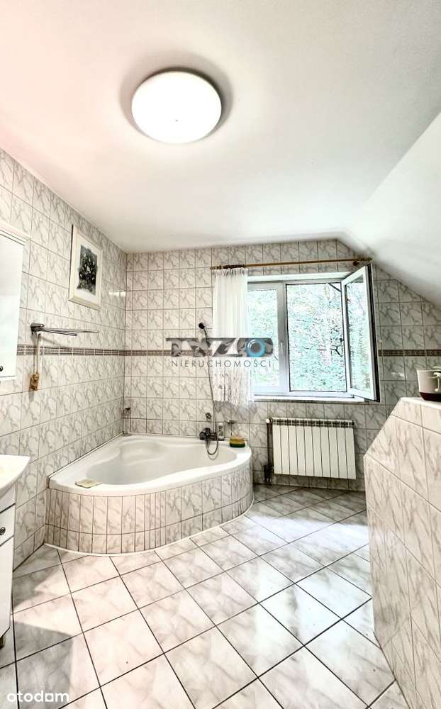 Okazały dom na zielonej i przytulnej działce-19