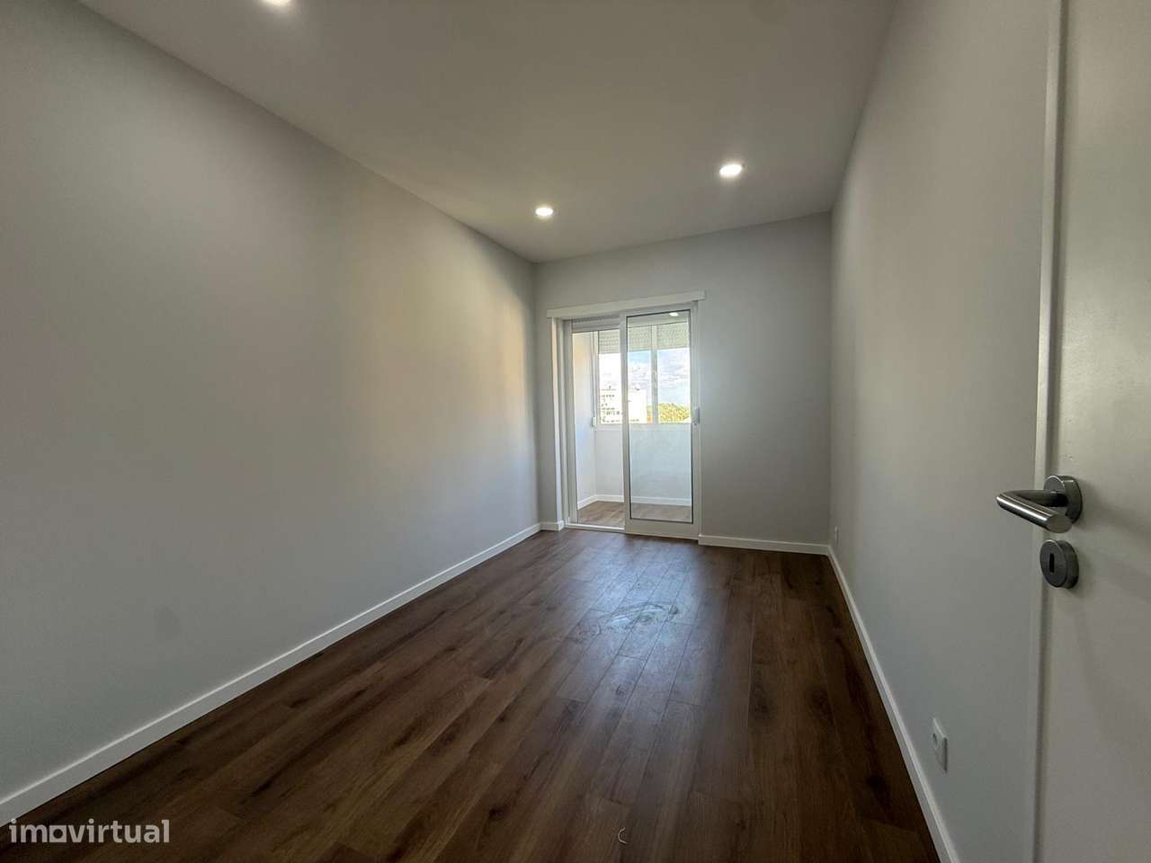 Apartamento T4 transformado em T3 Remodelado no Laranjeiro, Almada-12