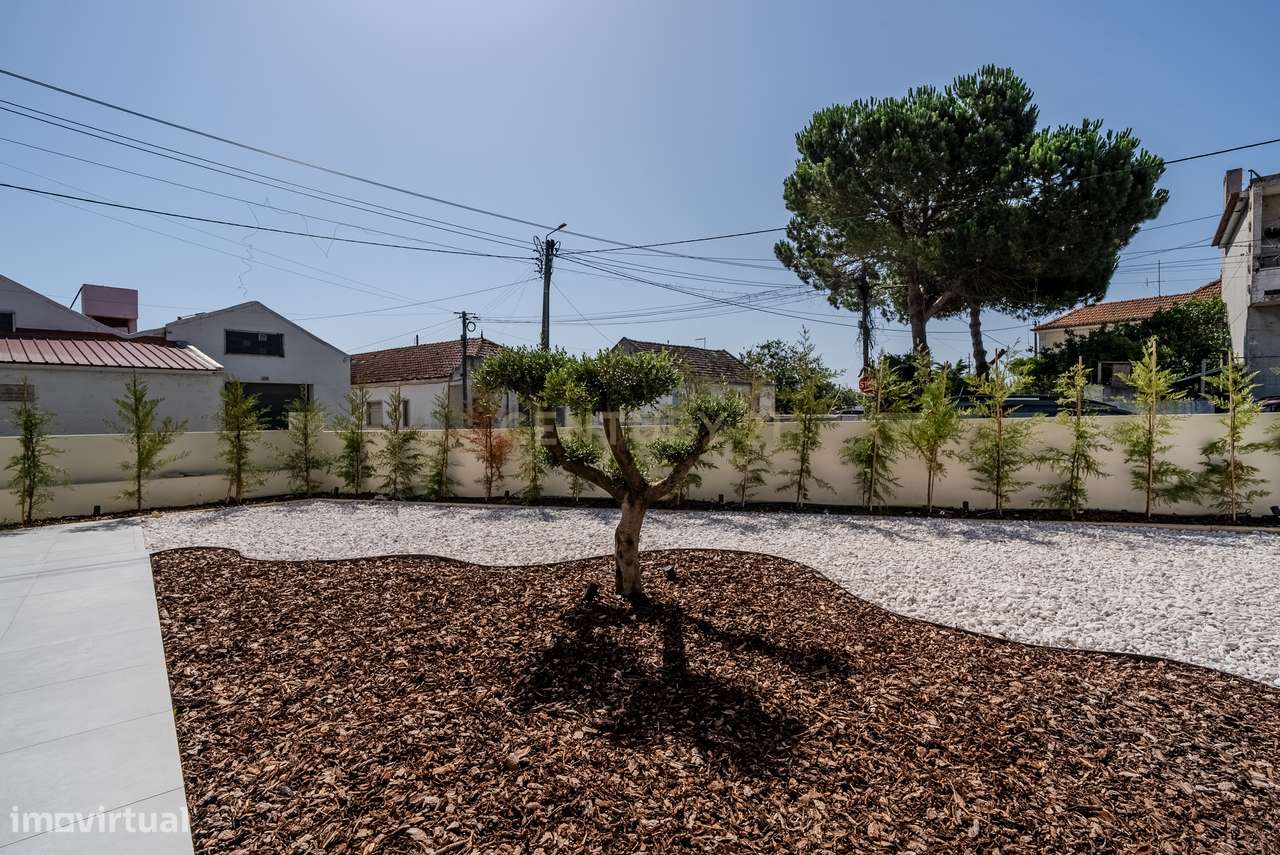 Moradia Térrea T4 totalmente renovada, com piscina, espaço exterior e-37