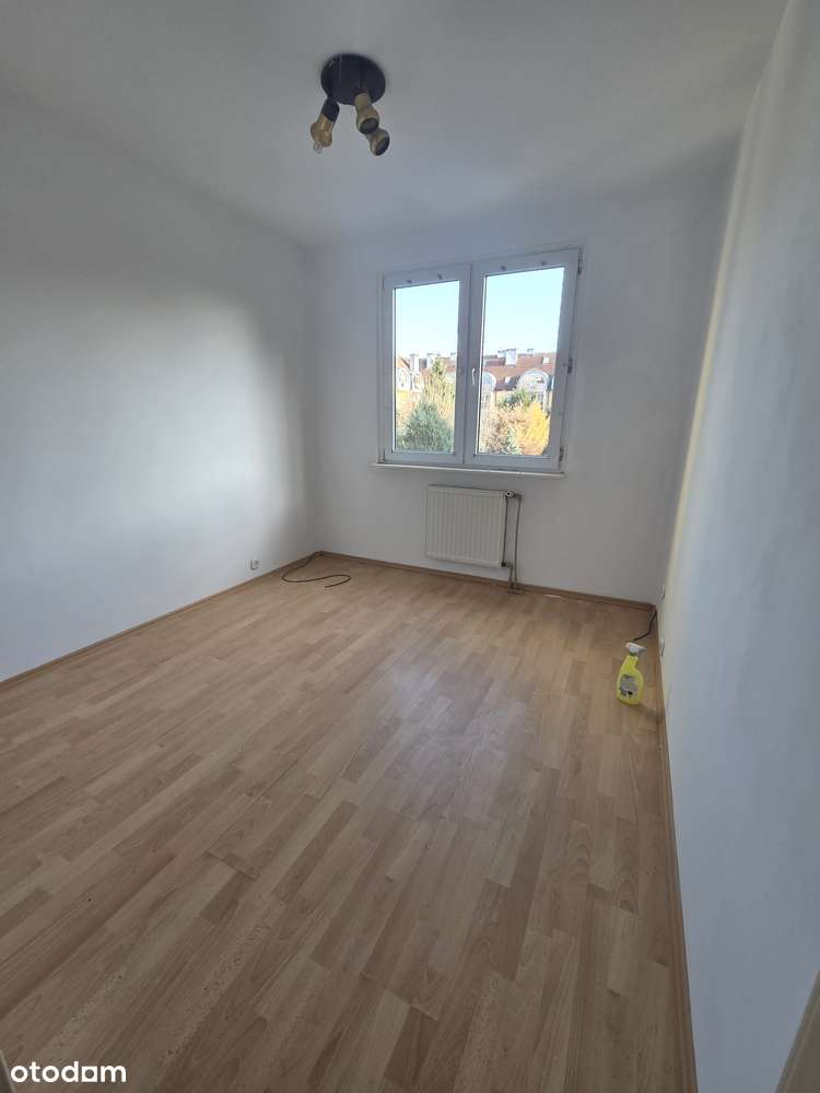 Trzypokojowe,  I piętro, balkon ogródek , brak PCC-4