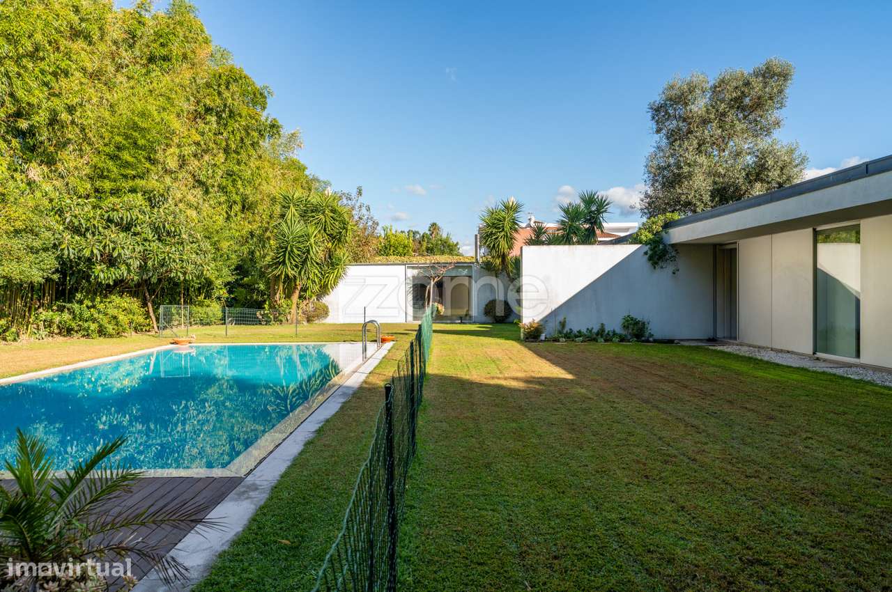 Espaçosa moradia térrea T6+1 com piscina e jardim privativo em V N F - Grande imagem: 2/60